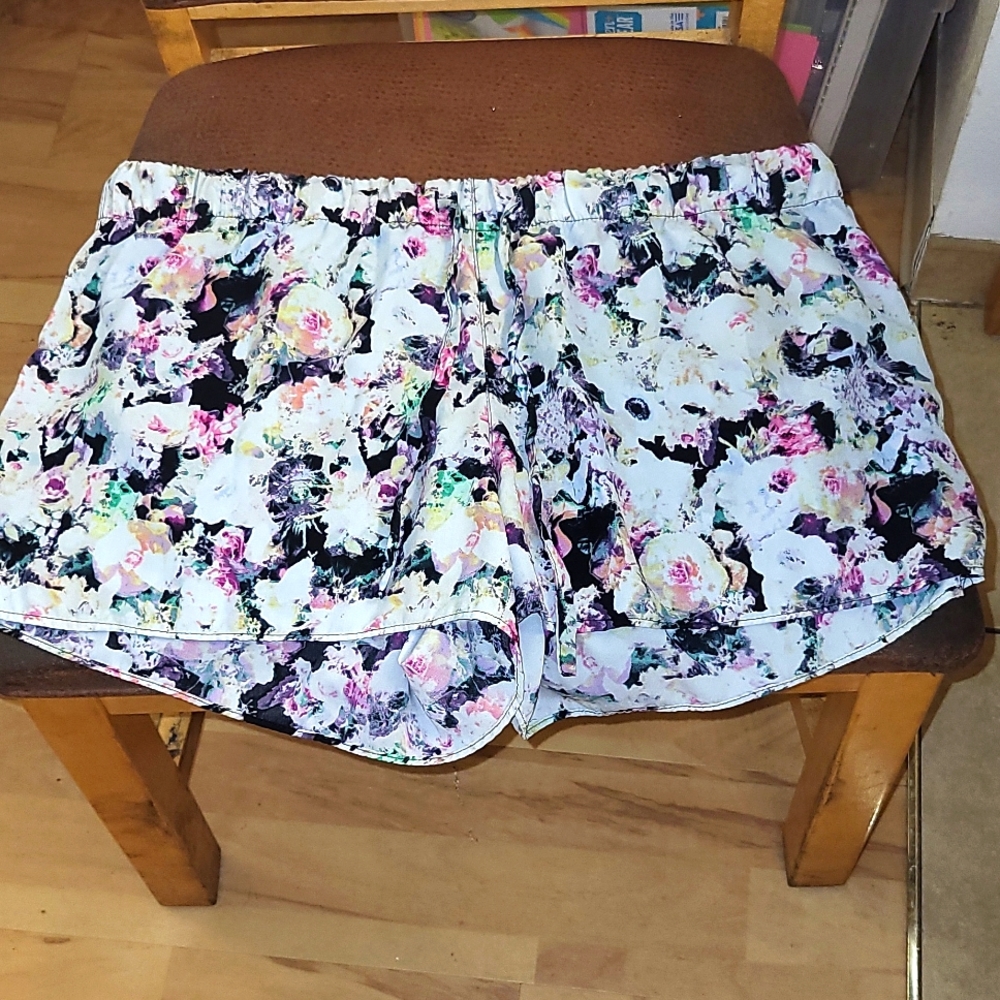 Size:L Xholaration Floral Shorts